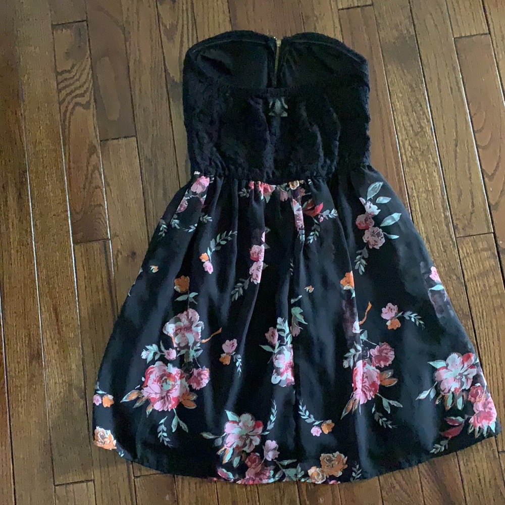 Beautiful Halter Dress - Picture 4 of 4